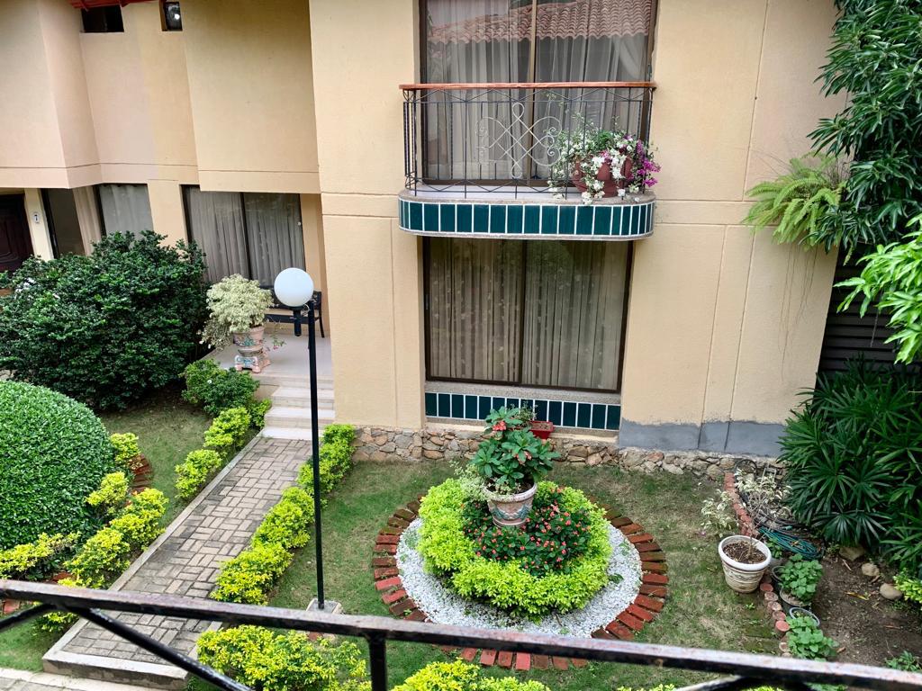 CASA ESQUINERA EN VENTA EN ALTOS DEL RODADERO, SANTA MARTA | 192 m², GARAJE DOBLE, PATIO PRIVADO Y CONJUNTO CERRADO