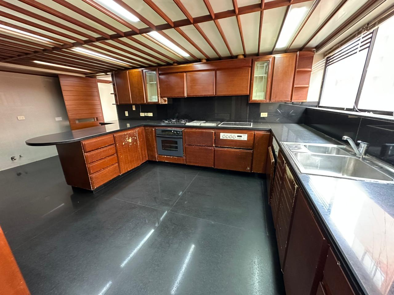 CHICÓ NAVARRA, BOGOTÁ: 285 M², 4 HABITACIONES CON BAÑO PRIVADO Y 4 PARQUEADEROS EN EDIFICIO DE SOLO 5 APARTAMENTOS